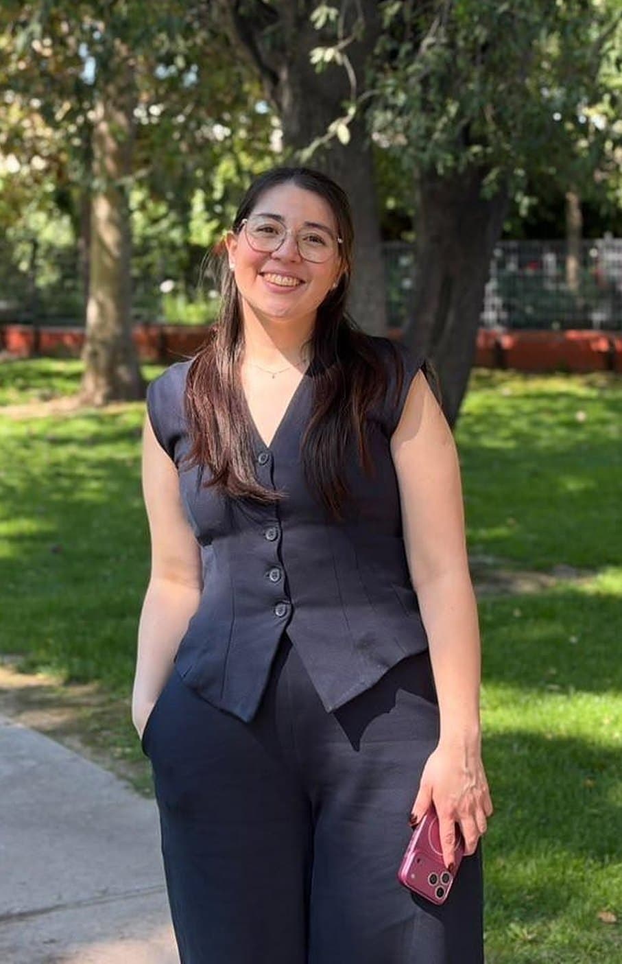 Integrante del equipo de Abogrado sonriendo en un parque